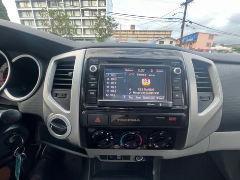 Used 2015 Toyota Tacoma 4x4 Access Cab V6 w/ TRD Off-Road Package image 18