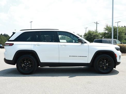 Used 2024 Jeep Grand Cherokee Altitude AWD/4WD image 4