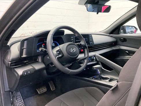 Used 2025 Hyundai Elantra Sport image 11
