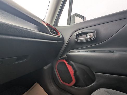 Used 2016 Jeep Renegade Trailhawk AWD/4WD image 35