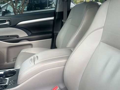 Used 2019 Toyota Highlander XLE FWD image 6