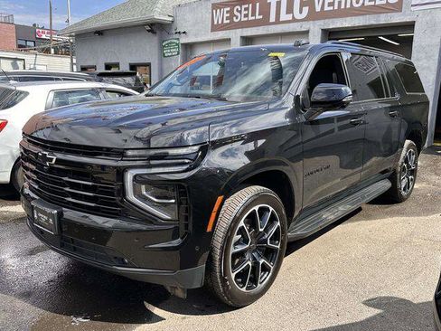 Used 2025 Chevrolet Suburban RST w/ Comfort Package image 5