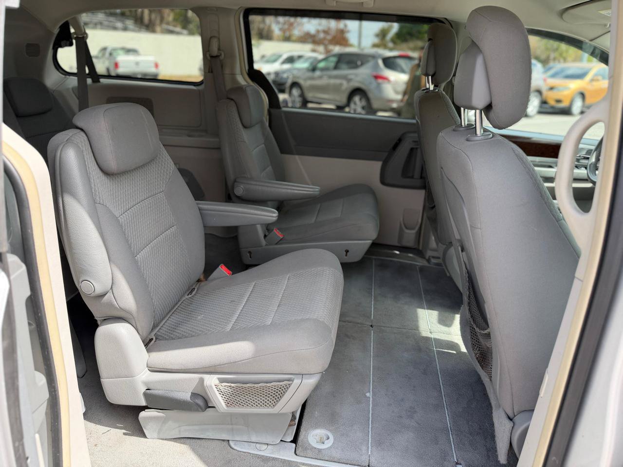 Used 2010 Chrysler Town & Country Touring FWD image 11