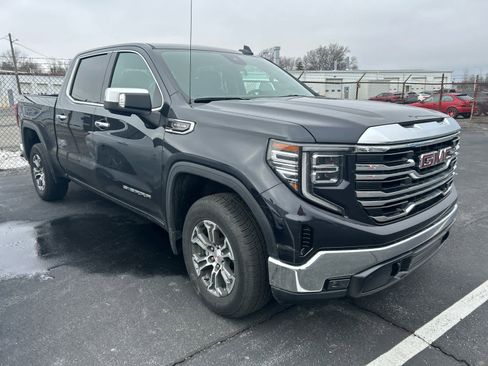 Used 2025 GMC Sierra 1500 SLT image 2