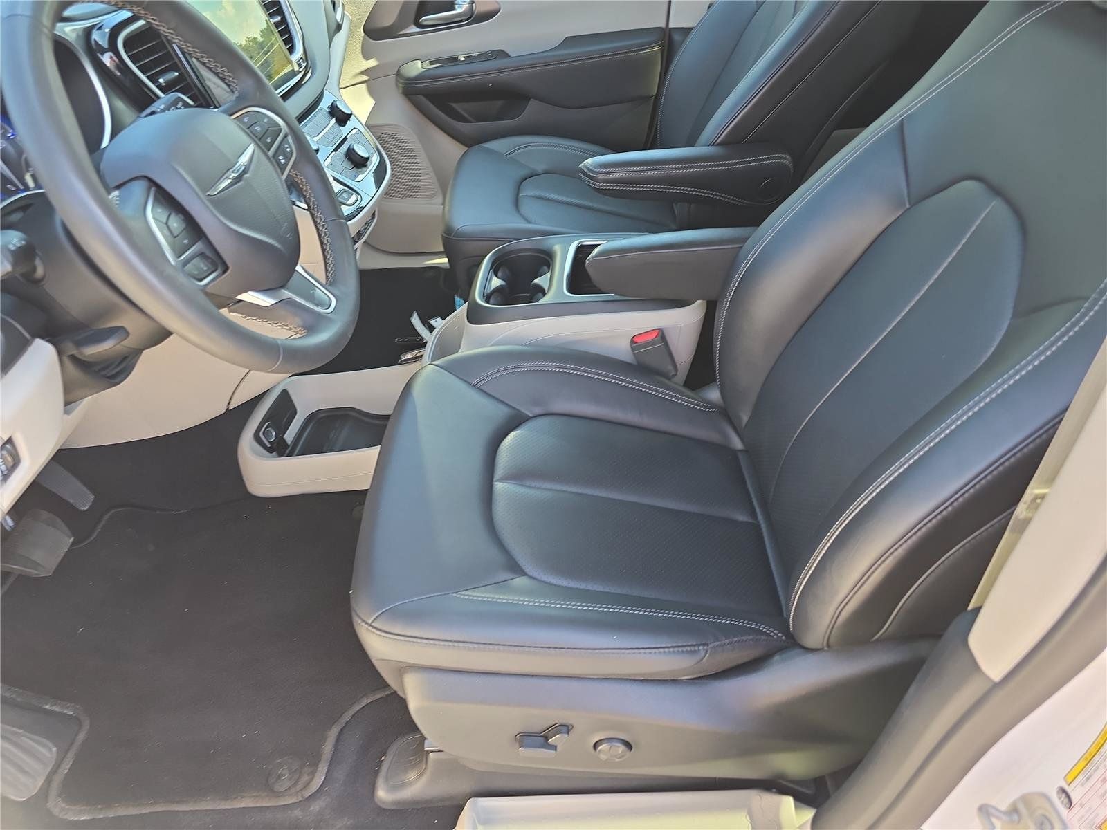Used 2024 Chrysler Pacifica Touring-L FWD image 20