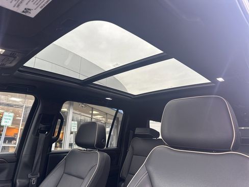 Used 2021 Chevrolet Suburban Premier image 13