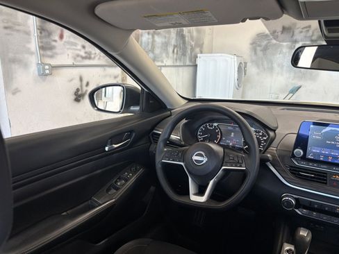 Used 2025 Nissan Altima 2.5 SV FWD image 34