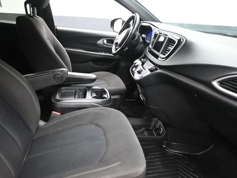 Used 2020 Chrysler Pacifica Touring w/ S Appearance Package FWD image 9