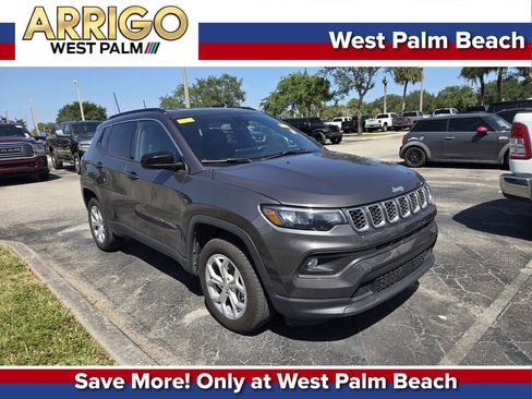 Used 2024 Jeep Compass Latitude AWD/4WD image 1