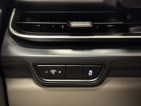 Used 2025 Kia Carnival FWD image 32