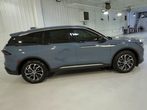 Used 2025 Lincoln Nautilus Premier AWD/4WD image 2