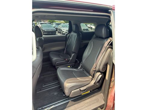 Used 2025 Kia Carnival FWD image 13