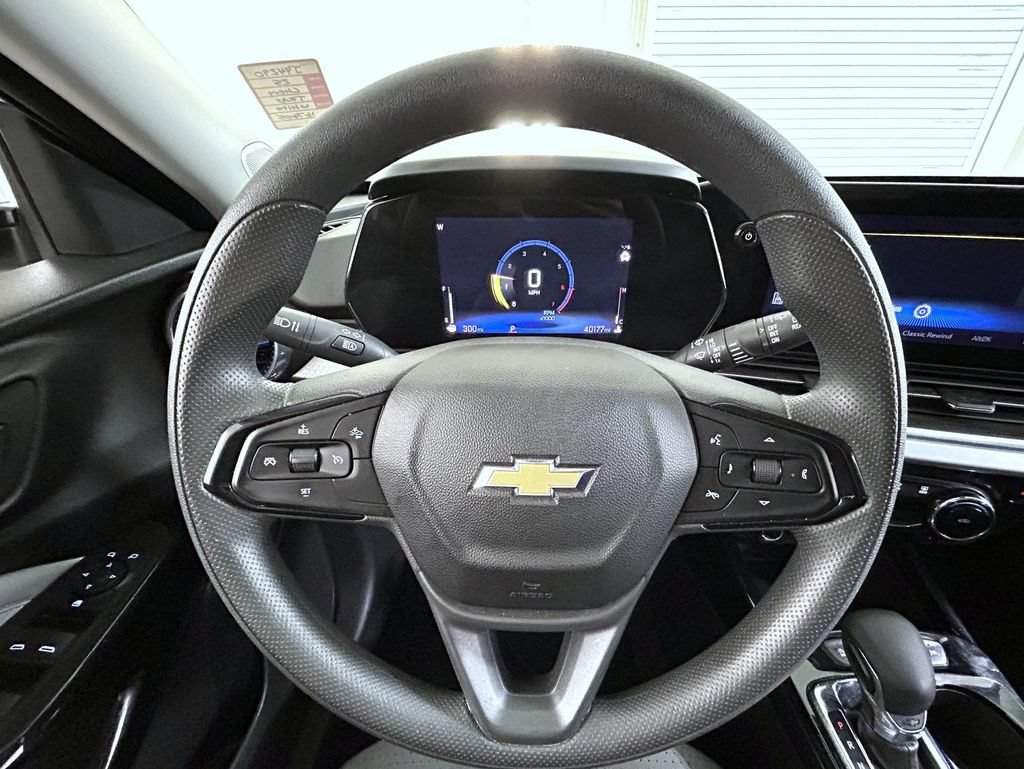 Used 2025 Chevrolet Trax LT FWD image 11