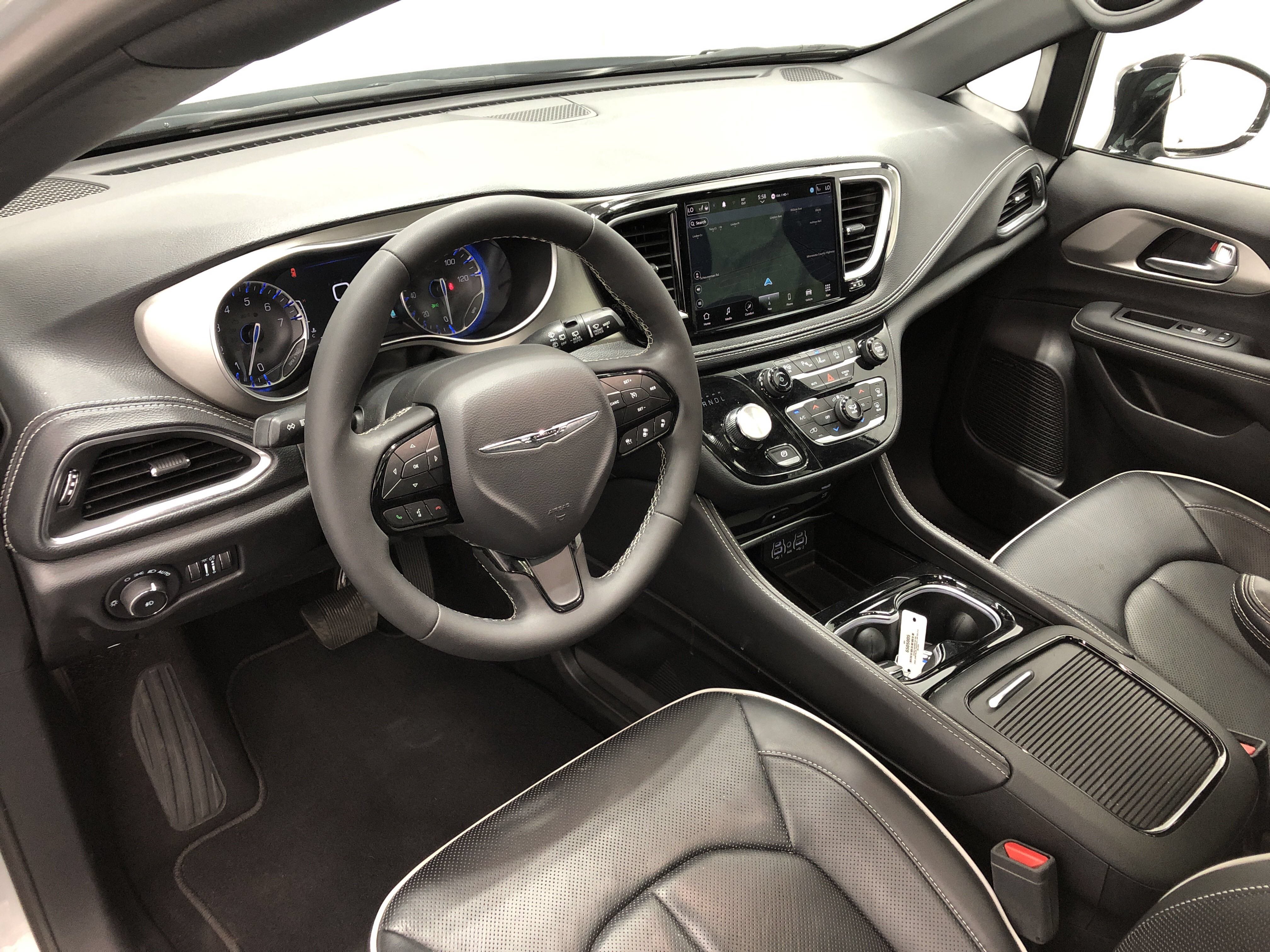 Used 2024 Chrysler Pacifica Limited w/ Uconnect Theater Family Group FWD image 11