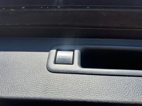 Used 2024 Toyota Highlander LE AWD/4WD image 12