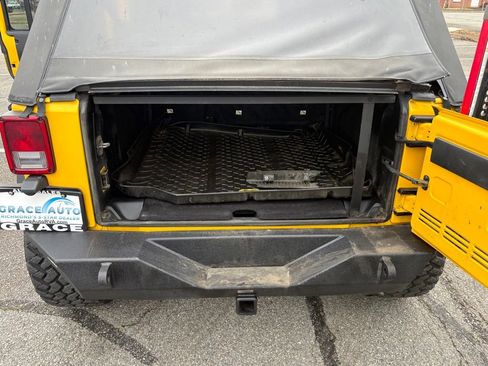 Used 2015 Jeep Wrangler Unlimited Rubicon w/ Connectivity Group image 27