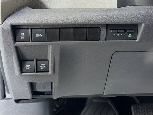 Used 2024 Toyota Sienna XLE FWD image 11