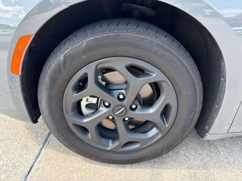 Used 2023 Chrysler Pacifica Limited w/ S Appearance Package FWD image 4