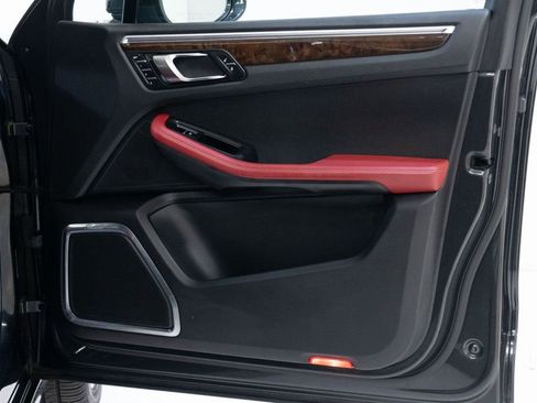 Used 2017 Porsche Macan Turbo image 29