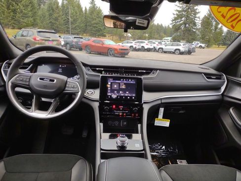 New 2025 Jeep Grand Cherokee Altitude image 18