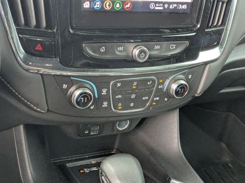 Used 2023 Chevrolet Traverse Premier FWD image 18