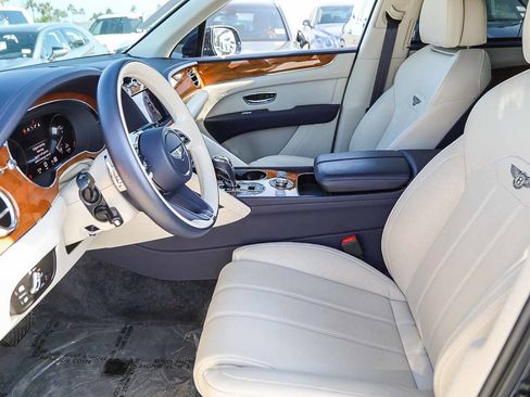 Used 2023 Bentley Bentayga Extended Wheelbase image 17