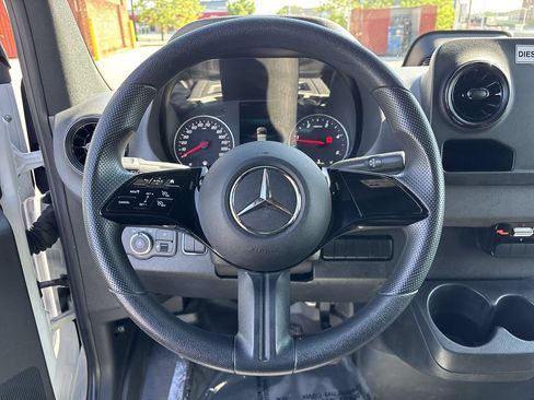 Used 2025 Mercedes-Benz Sprinter 2500 image 6