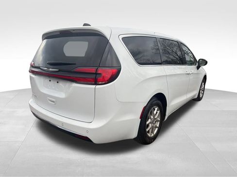Used 2024 Chrysler Pacifica Touring-L image 5