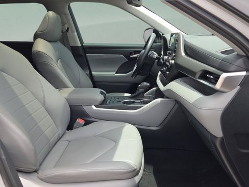 Used 2020 Toyota Highlander XLE AWD/4WD image 18