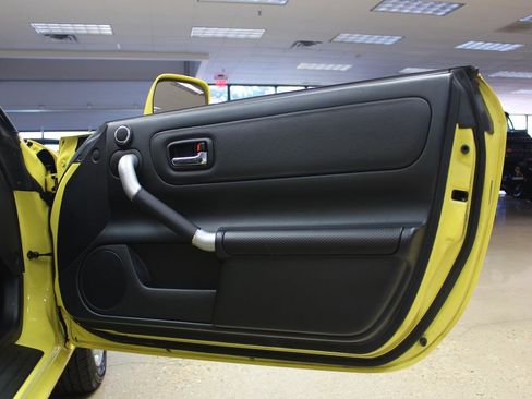 Used 2004 Toyota MR2 image 39