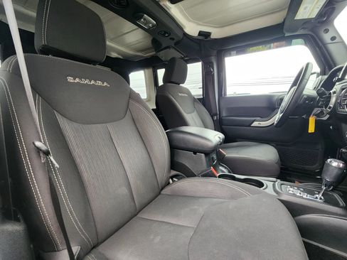 Used 2017 Jeep Wrangler Unlimited Sahara w/ Connectivity Group image 44