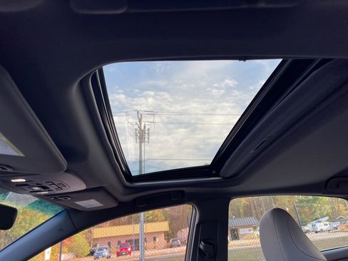 Used 2019 Toyota Avalon Limited image 21