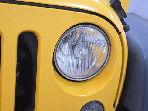 Used 2015 Jeep Wrangler Unlimited Rubicon w/ Connectivity Group image 29