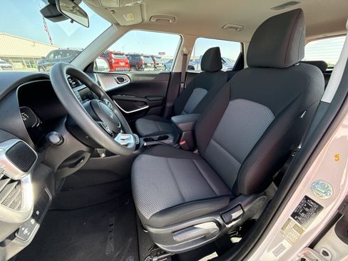 Used 2025 Kia Soul LX w/ LX Technology Package FWD image 13