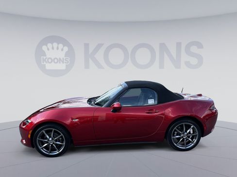 Used 2020 MAZDA MX-5 Miata Grand Touring RWD image 2