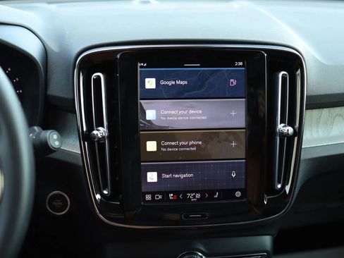 Used 2025 Volvo XC40 B5 Core image 23