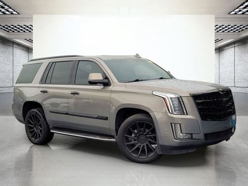 Used 2017 Cadillac Escalade Luxury image 2