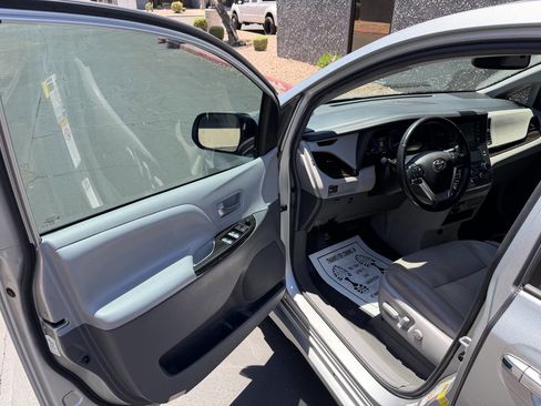 Used 2019 Toyota Sienna XLE FWD image 11