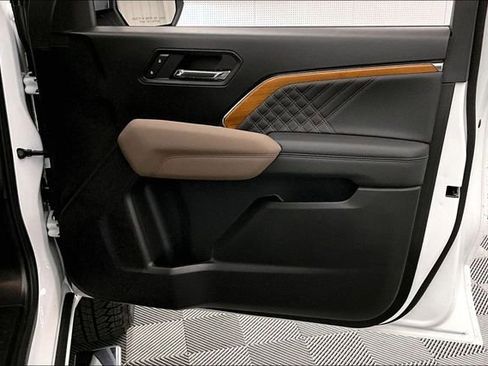 Used 2025 GMC Canyon Denali image 18