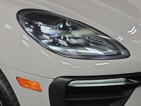 Certified 2023 Porsche Macan AWD/4WD image 12