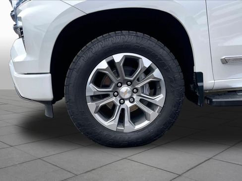 Used 2024 Chevrolet Silverado 1500 High Country w/ Z71 Off-Road Package AWD/4WD image 11