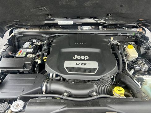 Used 2017 Jeep Wrangler Unlimited Sahara w/ Connectivity Group AWD/4WD image 21