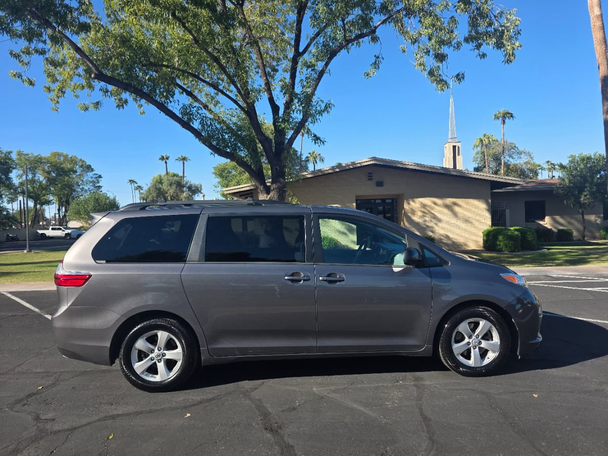 Used 2017 Toyota Sienna LE FWD image 3