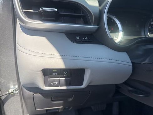 Used 2025 Toyota Highlander XLE image 26