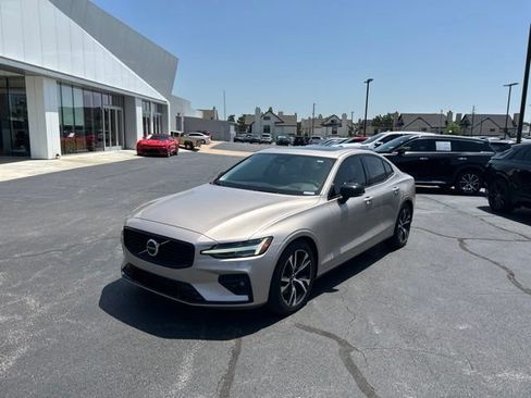Used 2023 Volvo S60 B5 Core AWD/4WD image 2