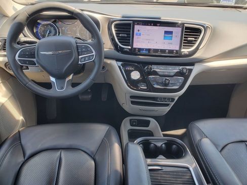 Used 2023 Chrysler Pacifica Touring-L FWD image 2