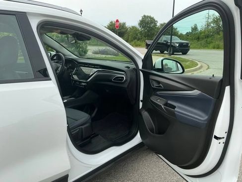 Used 2022 Chevrolet Bolt EUV LT w/ Convenience Package FWD image 17
