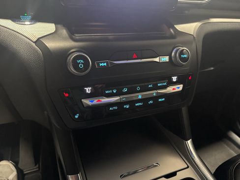 Used 2020 Ford Explorer XLT w/ Equipment Group 202A AWD/4WD image 22