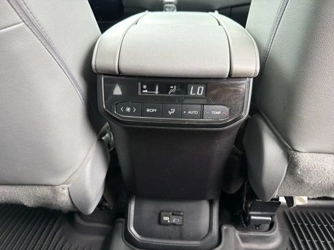 Used 2022 Toyota Highlander XLE FWD image 21