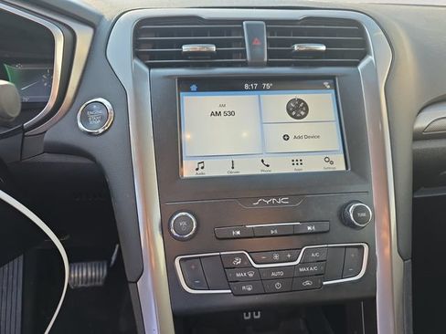 Used 2019 Ford Fusion SE FWD image 10